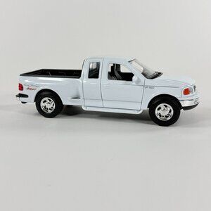 Welly 2015 Ford F-150 Flair SuperCab 1:24 Diecast Pickup White Opening Doors